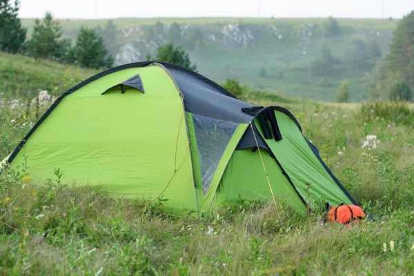 Quelles sont les meilleures pratiques pour camper en région de prairies alpines en été?
